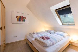 a bedroom with a bed with towels on it at Ferienwohnung Frischauf in Flensburg