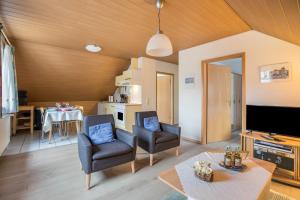 a living room with two chairs and a table at Ferienwohnung Frischauf in Flensburg