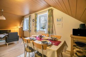 a dining room with a table and chairs in a room at Ferienwohnung Frischauf in Flensburg