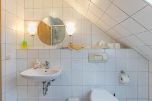 a bathroom with a sink and a mirror at Ferienwohnung Frischauf in Flensburg