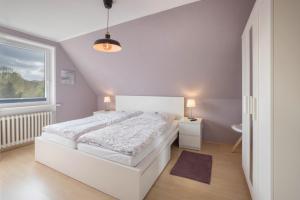 a bedroom with a white bed and a window at Ferienwohnung Krempermoor 2 in Krempermoor