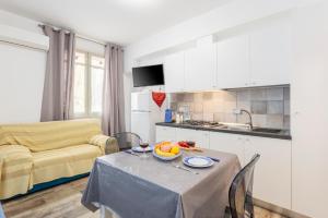 a kitchen and a table with a bowl of fruit on it at Casavacanzefranca - 14 in Terrasini +12 photos