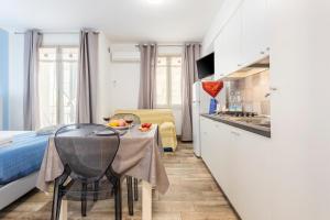 a kitchen and a table with a bowl of fruit on it at Casavacanzefranca - 14 in Terrasini