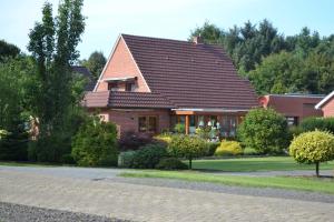 a brick house with a gambrel roof at Ferienwohnung Meins in Friesoythe
