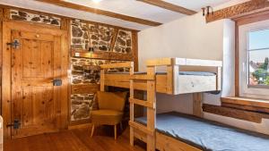 a room with two bunk beds in a cabin at Schwarzwald - Ferienhaus in Villingen-Schwenningen