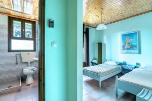 a bedroom with a bed and a bathroom at Old Boat 12 in Nikiana