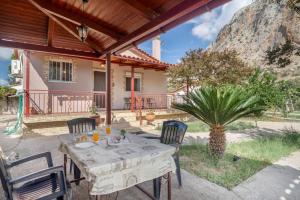 a table and chairs on the patio of a house at Emis house krioneri in Lapanayoí