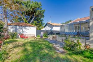 a yard with a bench and a house at La Baule in La Baule