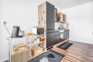 a room with a kitchen with a counter top at Wohnung am Hagener Hbf - 4 Og in Hagen +12 photos
