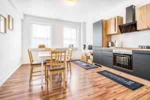 a kitchen and dining room with a table and chairs at Wohnung am Hagener Hbf - 4 Og in Hagen
