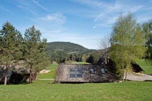 an old house in the middle of a field at Gallushof in Lauterbach