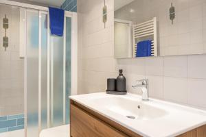 a bathroom with a sink and a shower at Apartamento Palomera Blanes in Blanes +13 photos