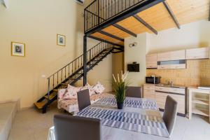 eine Küche und ein Esszimmer mit einem Tisch und einer Treppe in der Unterkunft La rimesa di Tittì - Anna in Alezio + 12 Fotos
