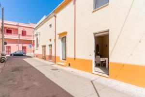 eine leere Straße in einer Stadt mit Gebäuden in der Unterkunft La rimesa di Tittì - Anna in Alezio