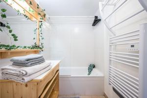 a bathroom with a sink and a bath tub at Charmant Duplex Au Pied Des Pistes in Albiez-Montrond +19 photos