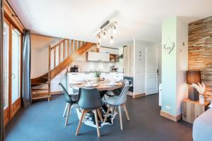 a kitchen and dining room with a table and chairs at Charmant Duplex Au Pied Des Pistes in Albiez-Montrond