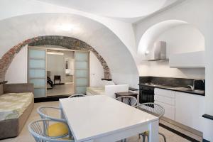a kitchen and living room with a table and chairs at Inglese, borgo dei pescatori in Cervo