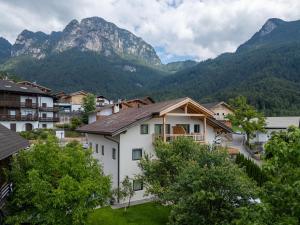 a village in the mountains with mountains in the background at Moarhof Ums in Umes