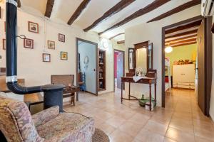 a living room with a couch and a table at Priorat Tranquil in Lloá