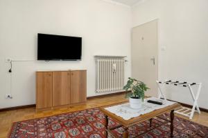 a living room with a tv and a coffee table at Appartamento Marconi 35 Pergine in Pergine Valsugana