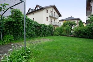 a grassy yard with a building in the background at Appartamento Marconi 35 Pergine in Pergine Valsugana