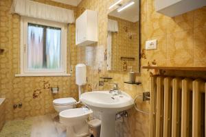 a bathroom with a white sink and a toilet at Appartamento Marconi 35 Pergine in Pergine Valsugana +24 photos