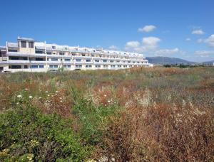 un gran edificio blanco en medio de un campo en BLUE FIN Tarifa, en Tarifa