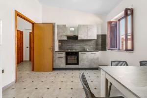 a kitchen with a table and chairs in it at Arbus Aventino Centrale in Arbus