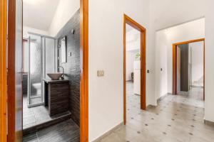 a hallway leading to a bathroom with a mirror at Arbus Aventino Centrale in Arbus