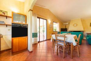 a kitchen and dining room with a table and chairs at Casa Mameli in Quartucciu