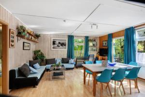 a living room with a table and blue chairs at Ferienhaus beim Alenbrunnen in Münsingen