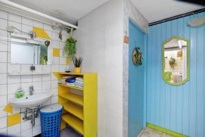 a bathroom with a sink and a mirror at Ferienhaus beim Alenbrunnen in Münsingen