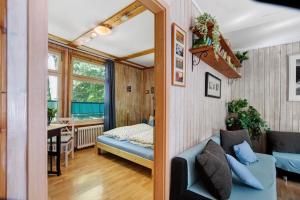 a living room with a blue couch and a table at Ferienhaus beim Alenbrunnen in Münsingen