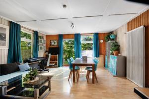 a living room with a couch and a table at Ferienhaus beim Alenbrunnen in Münsingen +32 photos