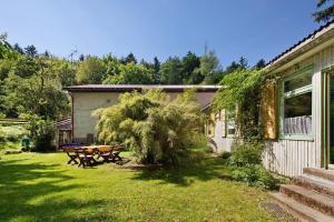 a picnic table in a yard next to a building at Ferienhaus beim Alenbrunnen in Münsingen