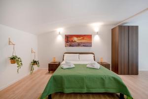 a bedroom with a bed with a green blanket at Sogno di Mare in Bari