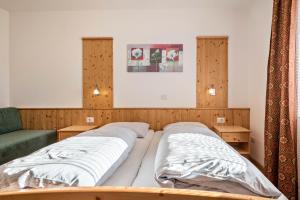 a bedroom with two beds and a couch at Apartment Eisacktal in Mühlbach
