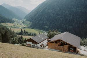 a house on a hill with a view of a valley at Gogererhof App Maria in Racines