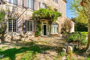 an exterior view of a stone house at Le Mas de Kitty - Maison d'hôtes in Saint-Rémy-de-Provence