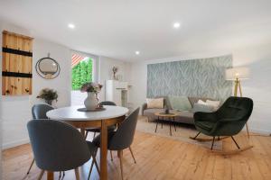 a living room with a table and chairs and a couch at Grünzweig in Dobeneck