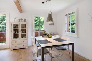 a dining room with a table and chairs at Gutenburghüsli mit Garten am Fluss in Weilheim