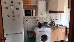 a kitchen with a washing machine and a sink at Casa Johana in El Arenal