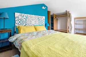 a bedroom with a large bed with a blue wall at Casa Azul in Moledo