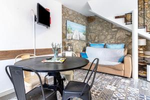 a living room with a table and a couch at Casa Azul in Moledo