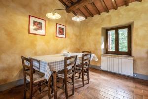 a dining room with a table and chairs at App.to Colline - Casetta di Ugolino in Radicofani +15 photos
