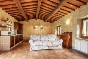 a living room with a couch and a kitchen at App.to Colline - Casetta di Ugolino in Radicofani
