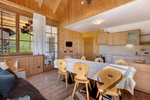 a kitchen and dining room with a table and chairs at Paracia App Pec in Badia