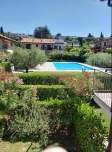 a view of a garden with a swimming pool at Residence Bardolino in Bardolino
