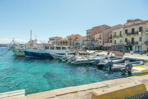 a group of boats are docked in the water at Rifla Vacanze in La Maddalena