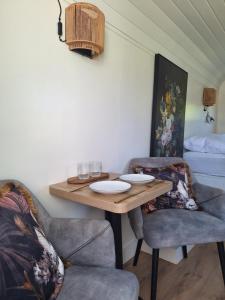 ein Esszimmer mit einem Tisch und zwei Stühlen in der Unterkunft Westerhoeve in Petten